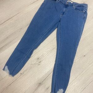 Levi's Women's Ankle Jeans in Classic Blue